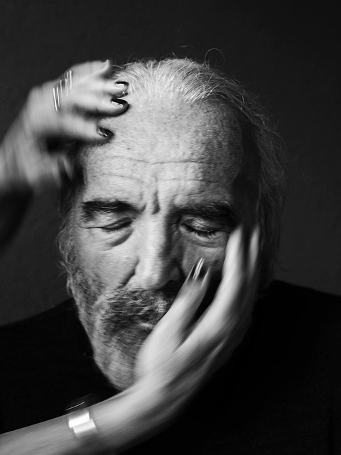 Michel en de handen op zijn huid &copy; Stephan van Fleteren
